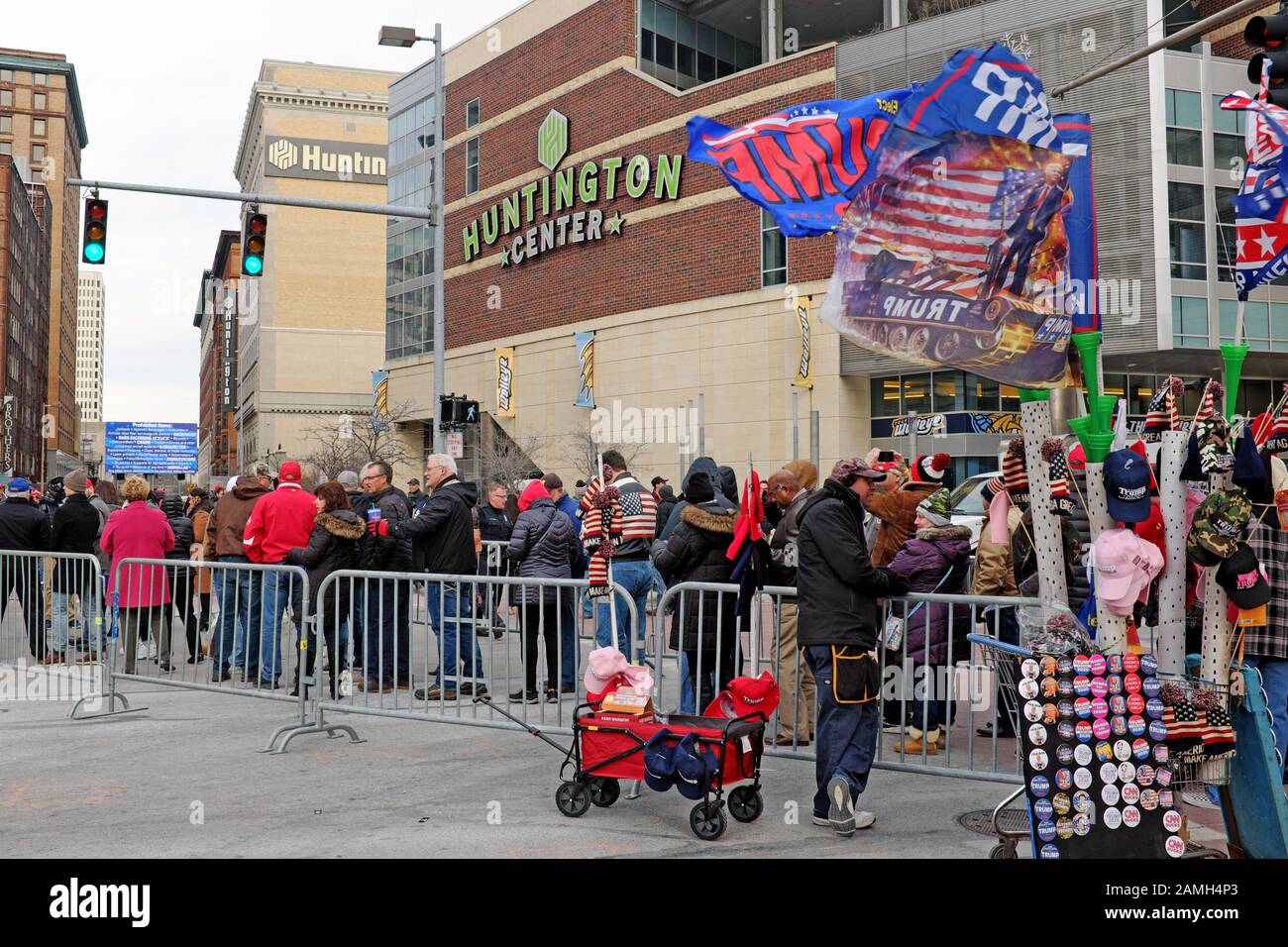 Trump Anhänger warten außerhalb des Huntington Zentrum in Toledo, Ohio, USA 2020 Trumpf Wiederwahl Kampagne beende Rallye am 9. Januar 2020 zu besuchen. Stockfoto