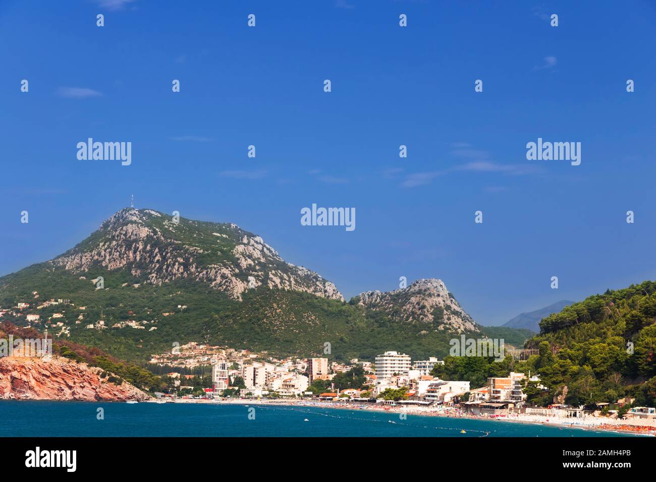 Schöne Landschaft des Mittelmeeres. Blaues Wasser und rote Felsen. Stockfoto