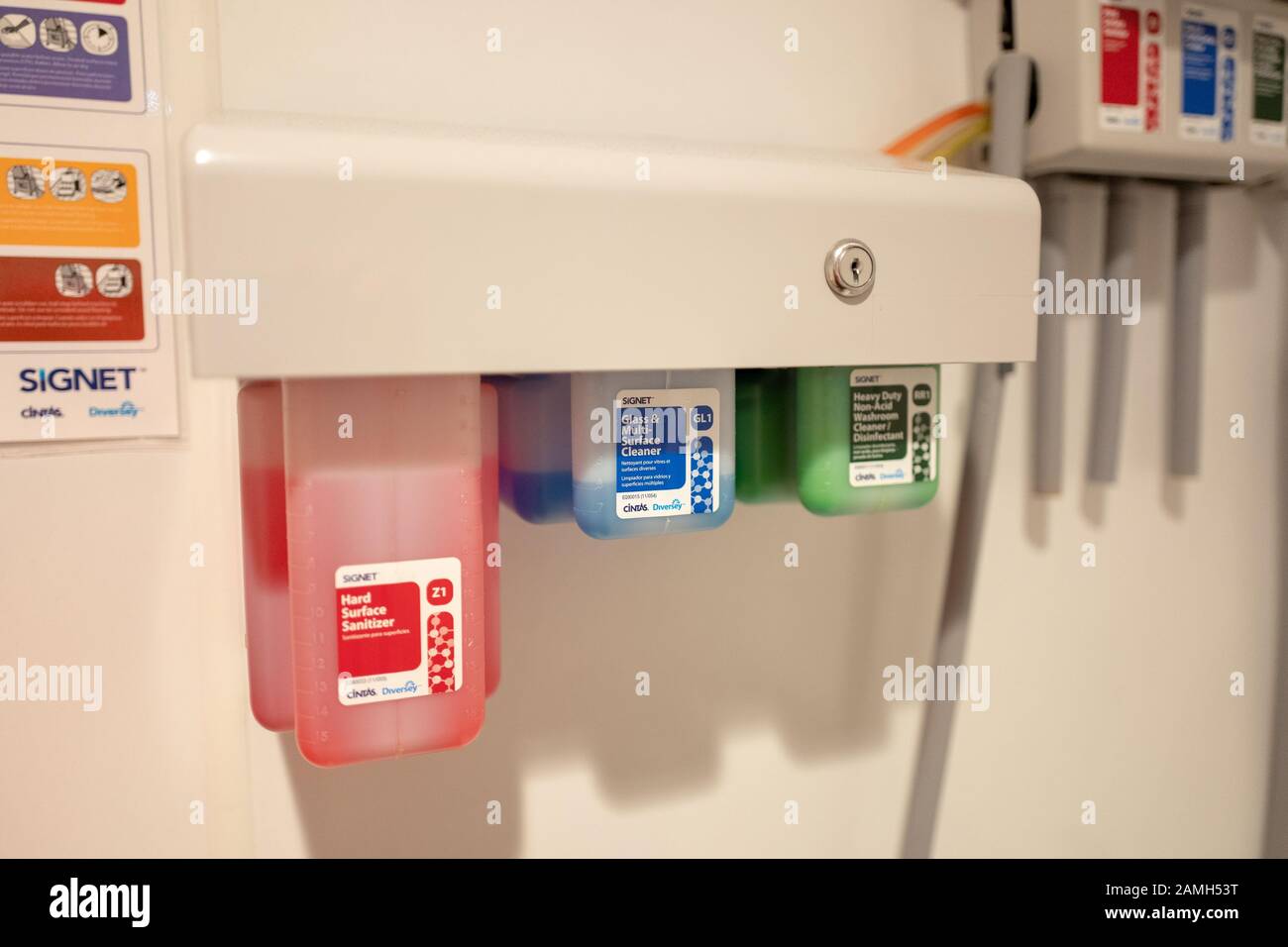 Nahaufnahme des Reinigungschemikalienspenders in einer kommerziellen Einrichtung, mit farbcodierten festen Oberflächen- und Bodenreinigern, Santa Clara, Kalifornien, 17. November 2019. () Stockfoto