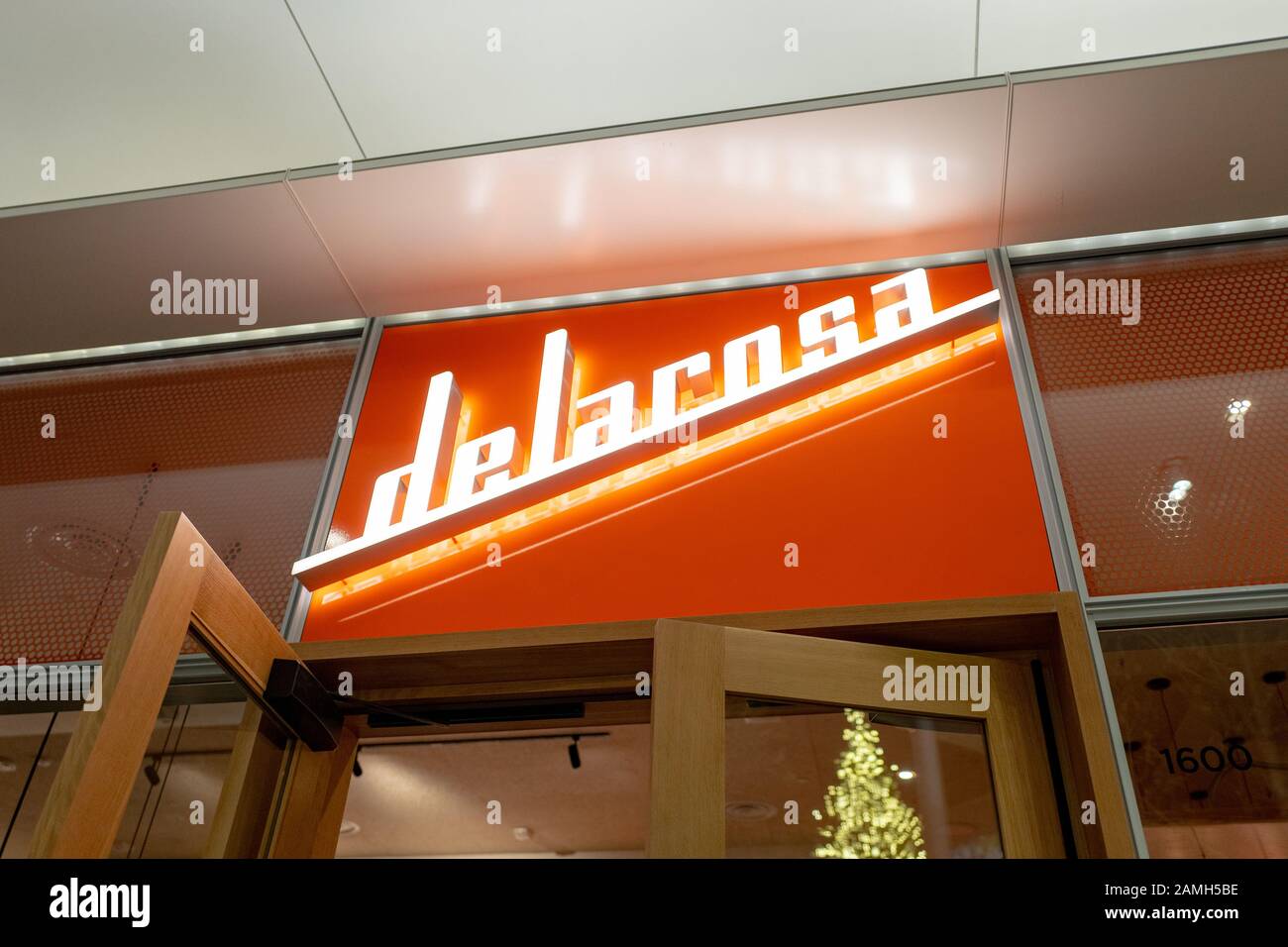 Außenansicht des Restaurants während der großen Eröffnungsveranstaltung im Restaurant Delarosa im Einkaufszentrum City Center Bishop Ranch in San Ramon, Kalifornien, 20. November 2019. Delarosa ist ein Beispiel für den Trend zu ikonischen Restaurants in San Francisco, die sich in der wohlhabenden East Bay öffnen. () Stockfoto