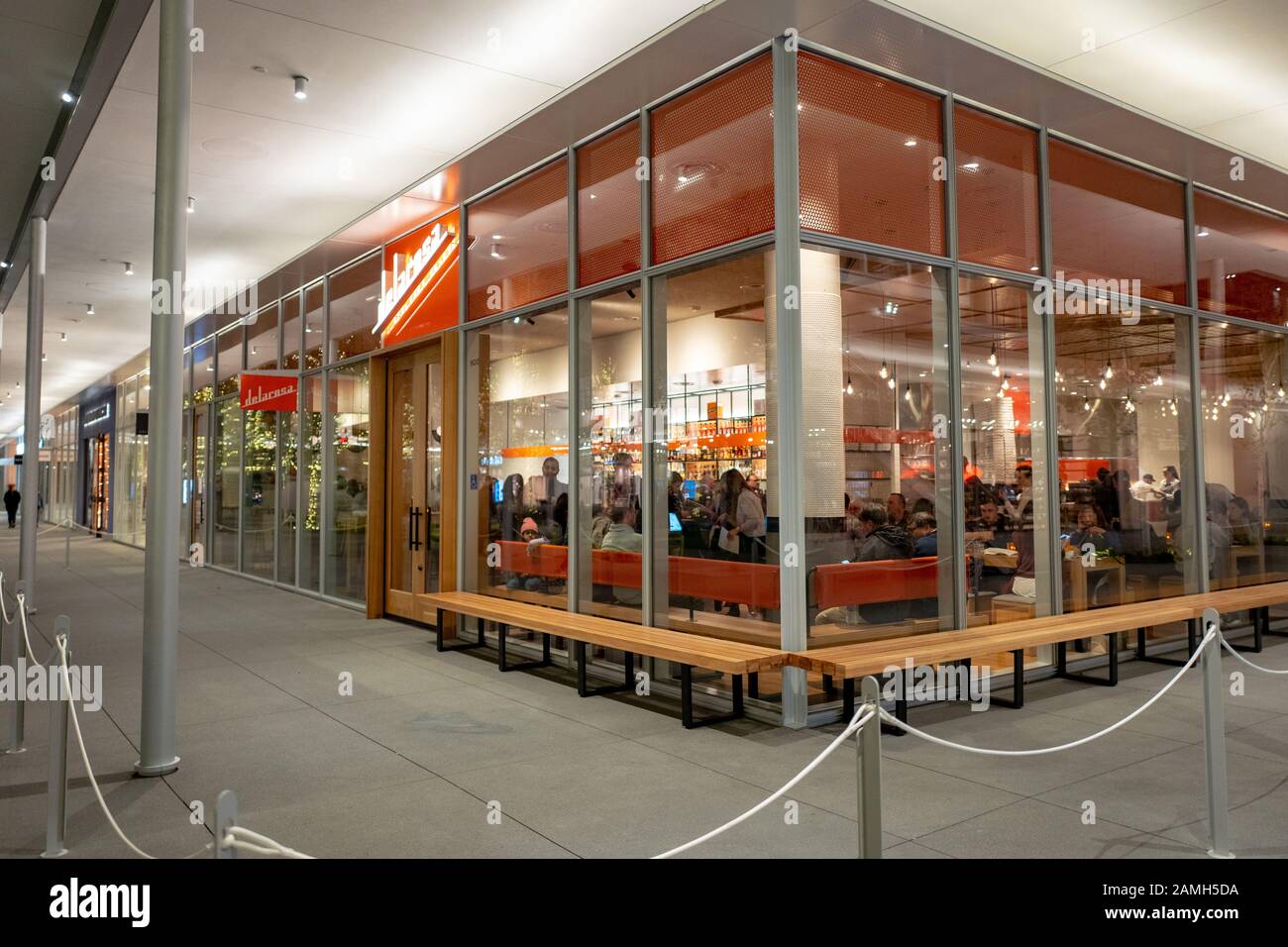 Außenansicht des Restaurants während der großen Eröffnungsveranstaltung im Restaurant Delarosa im Einkaufszentrum City Center Bishop Ranch in San Ramon, Kalifornien, 20. November 2019. Delarosa ist ein Beispiel für den Trend zu ikonischen Restaurants in San Francisco, die sich in der wohlhabenden East Bay öffnen. () Stockfoto