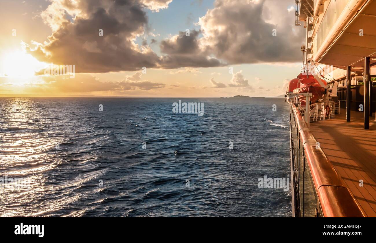 Sonnenuntergang während der Kreuzfahrt in die Karibik. Seitenansicht des Luxus Kreuzfahrt Schiff, Segeln ist Weg aus der Dominikanischen Republik. Stockfoto