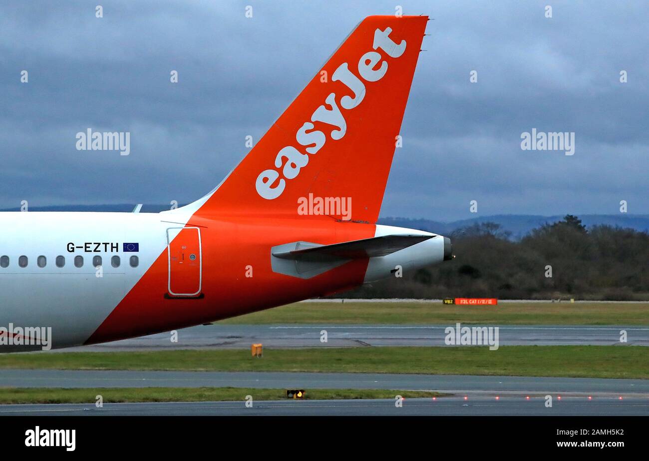 Ein Easy Jet Airbus A320-214 mit Registrierung G-EZTH wird auf dem Flughafen Manchester als Taxifahrer gesehen. PA Foto. Bilddatum: Montag, 13. Januar 2020. Der Fotowredit sollte lauten: Peter Byrne/PA Wire Stockfoto