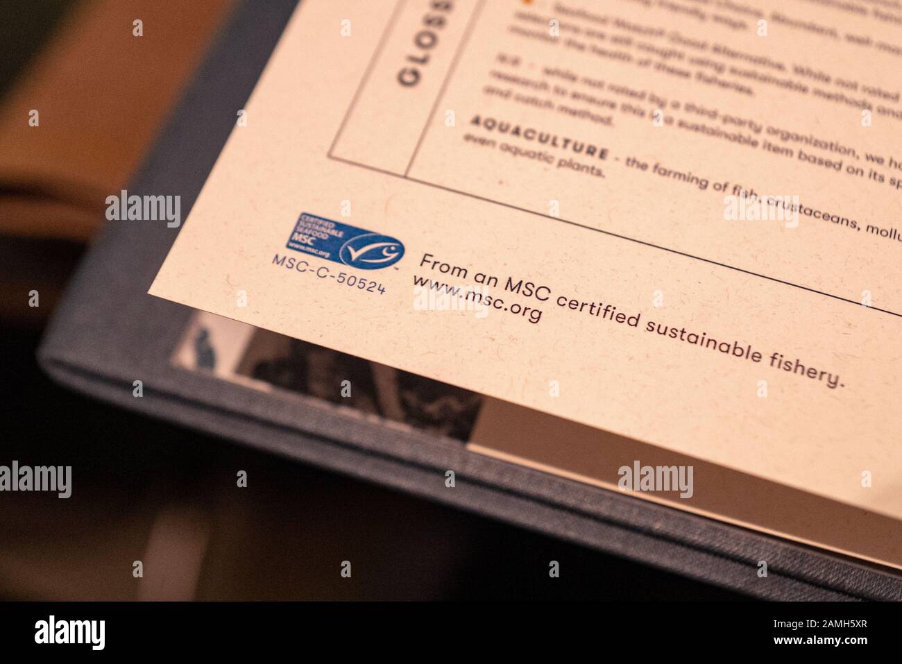 Marine Stewardship Council (MSC)-Logo auf der Speisekarte während der großen Eröffnungsveranstaltung im Bamboo Sushi, einem umweltverträglichen Restaurant in City Center Bishop Ranch, San Ramon, Kalifornien, Dezember 2019. Bamboo Sushi war das erste Restaurant, das von der Green Restaurant Association als nachhaltig zertifiziert wurde, und das erste Restaurant, das den B Corp Status erhielt. () Stockfoto
