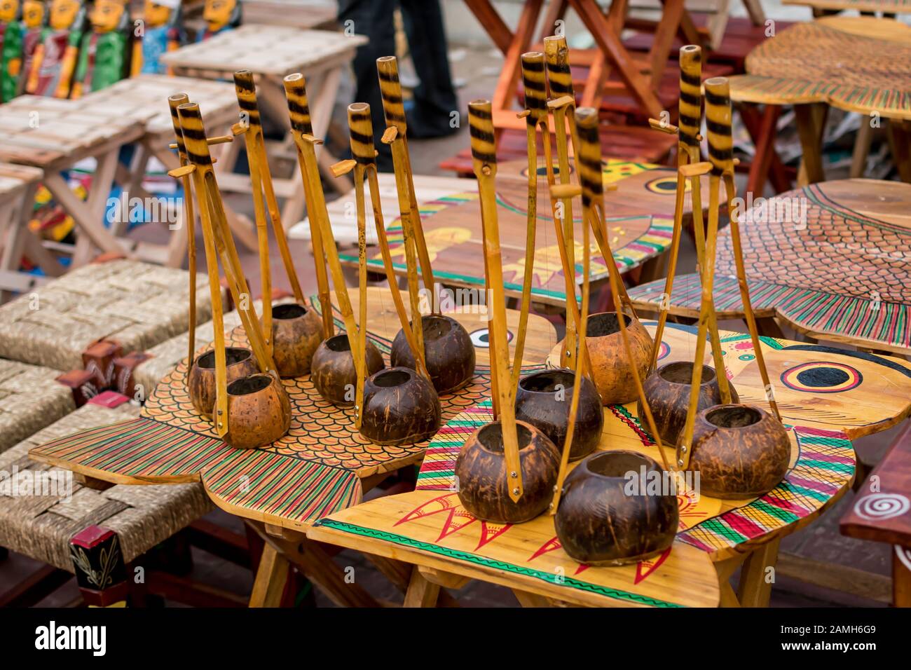 Traditionelle indische, handgefertigte Monochords, die auf verschwommenem Hintergrund isoliert sind, werden in einem Straßengeschäft zum Verkauf angeboten. Indisches Handwerk und Kunst Stockfoto