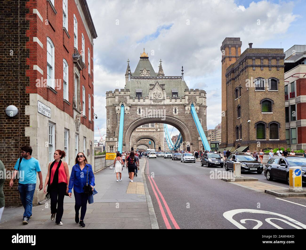 Blick nach Norden zur Tower Bridge von der Tower Bridge Road mit Queuing Traffic und Fußgängern Stockfoto