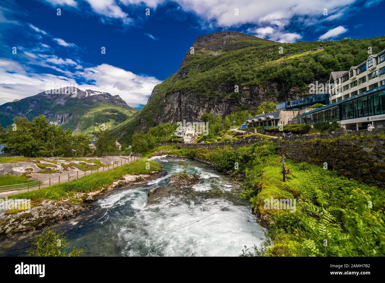 Geiranger Fjord, Norwegen - Juni 2019: Geiranger Fjord, Schöne Natur Norwegen. Es ist ein 15 Kilometer langer Abzweig vom Sunnylvsfjorden, der A ist Stockfoto