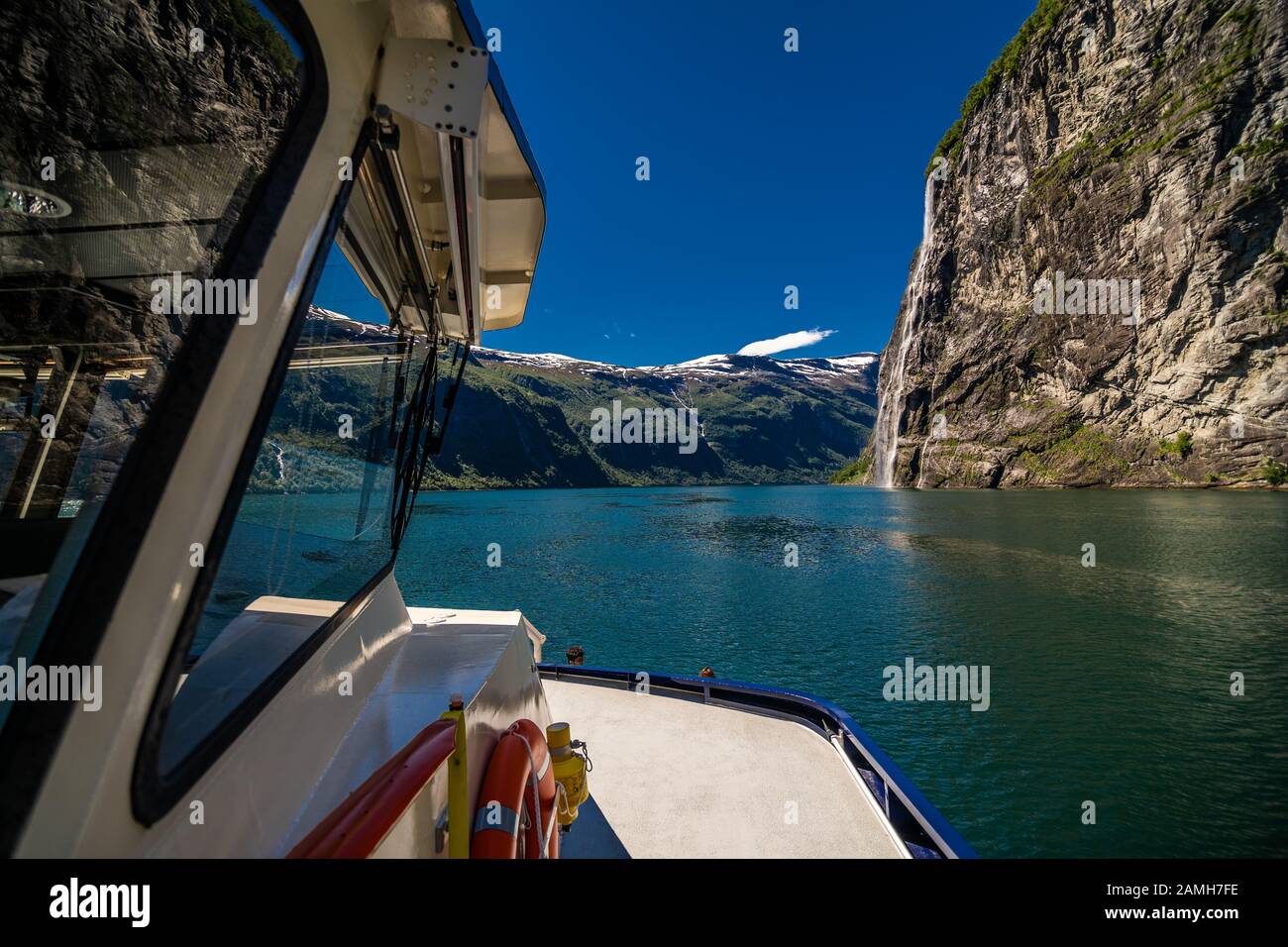 Geiranger, Norwegen - Juni 2019: Hurtigruten Kreuzfahrtschiff auf dem Geirangerfjord, einem der beliebtesten Reiseziele in Norwegen und der UNESCO-Welt Stockfoto