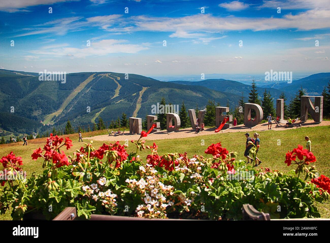 Die Skipiste Medvedin im Riesengebirge in Tschechien ist im Sommer beschaulich Stockfoto