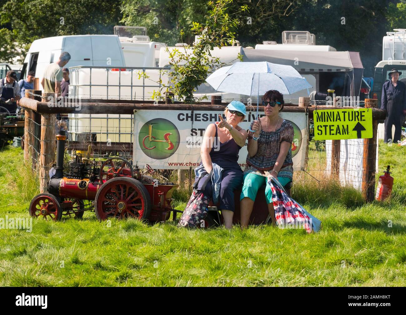 Zwei Frauen und Miniatur-Dampftraktionsmaschine bei der 2019 Shrewsbury Steam Rally, Shropshire, England, Großbritannien. Stockfoto