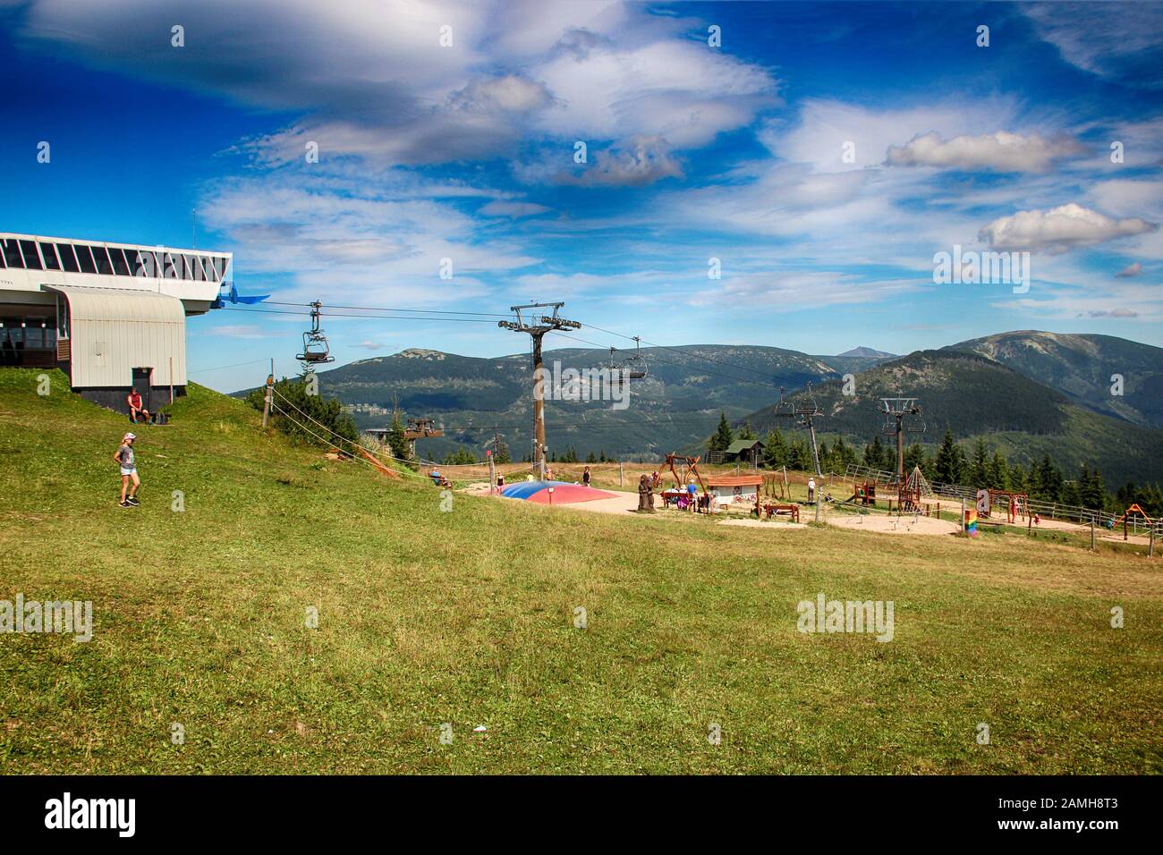 Die Skipiste Medvedin im Riesengebirge in Tschechien ist im Sommer beschaulich Stockfoto