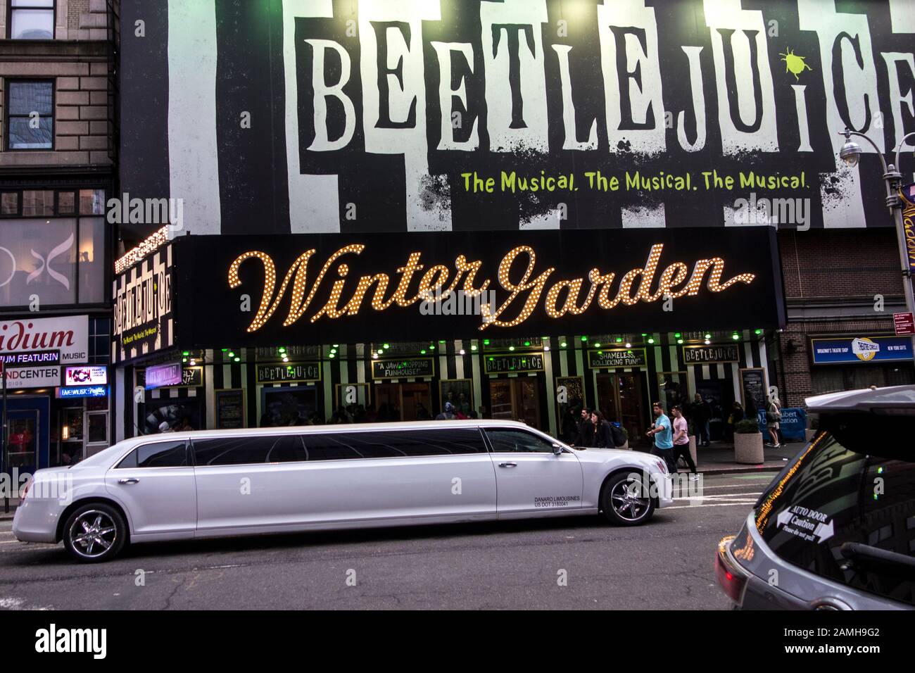 White Stretch Limo vor Beetlejuice im Winter Garden Theatre, New York City, NY, USA Stockfoto