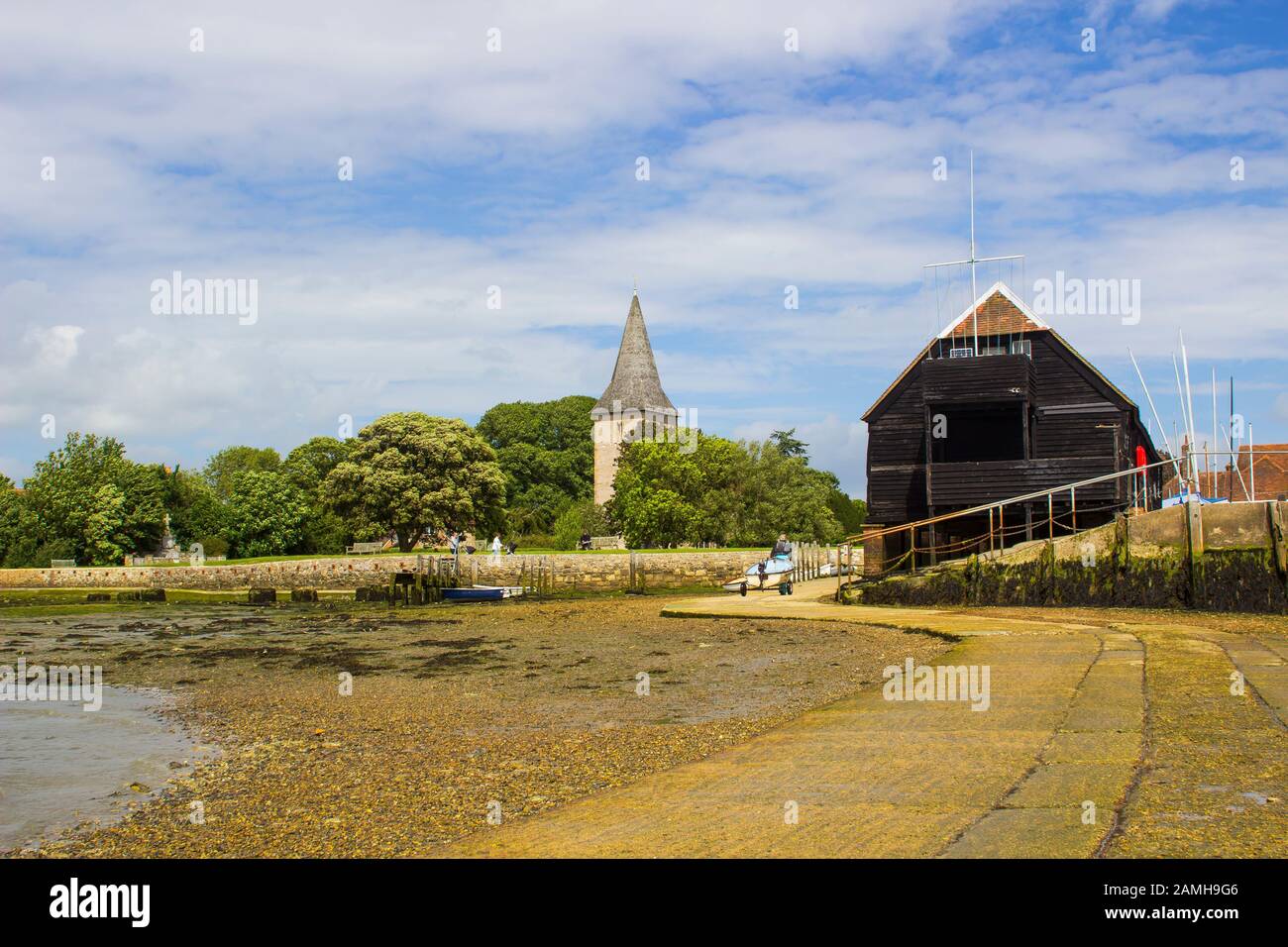 7. Juni 2017 Das Oak Timber Boat House und der Segelclub im historischen Dorf Bosham in West Sussex im Süden Englands Stockfoto