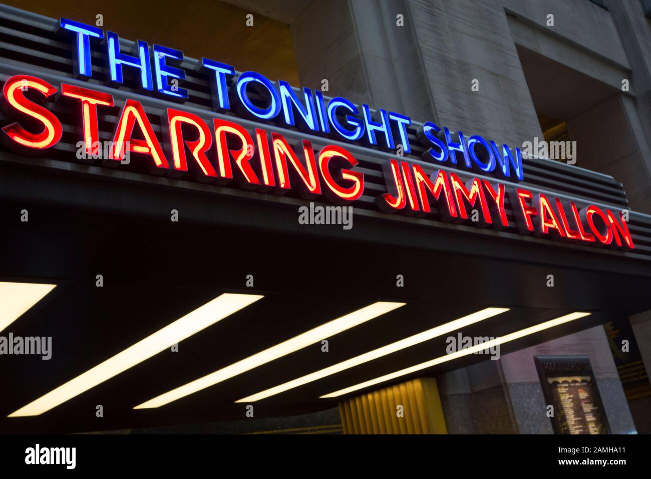 Schild für die NBC Studios, The Tonight Show mit Jimmy Fallon am Eingang zu den NBC Studios, Sixth Avenue, New York City, NY, USA Stockfoto