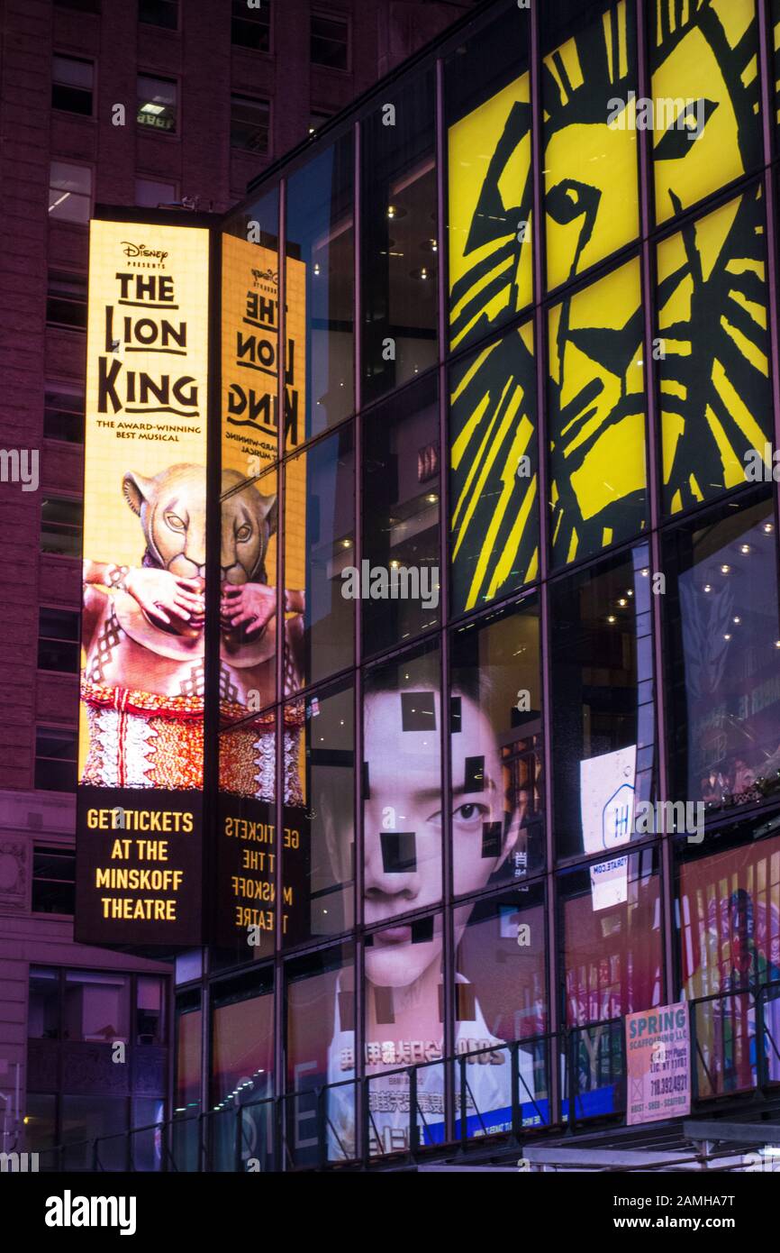 Werbung und Grafiklogo für "The Lion King" auf Dem Times Square, New York City, New York, USA Stockfoto