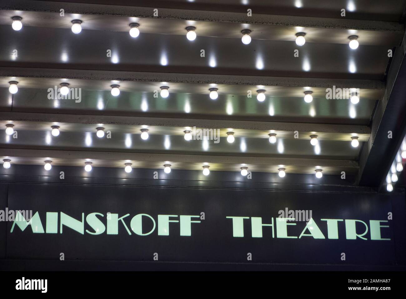 Beleuchteter Markiseneingang zum Minskoff Theatre, Times Square, New York City, NY, USA Stockfoto