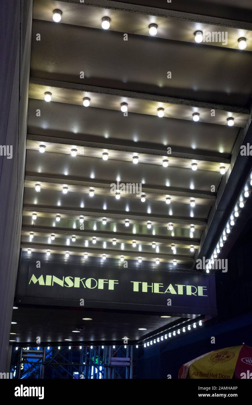 Beleuchteter Markiseneingang zum Minskoff Theatre, Times Square, New York City, NY, USA Stockfoto