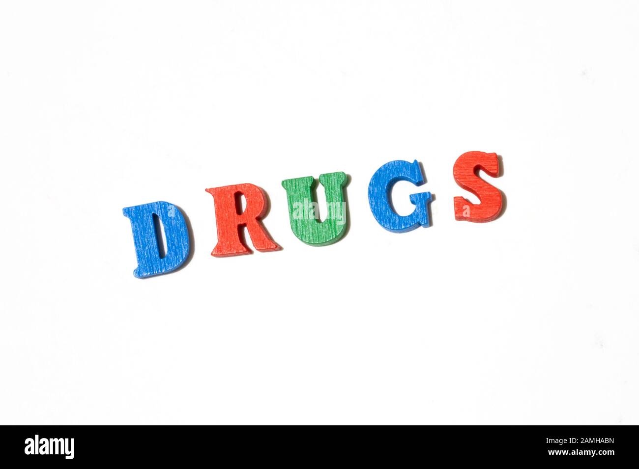 Wortmedikamente, die mit Buchstaben unterschiedlicher Farbe auf weißem Hintergrund hergestellt wurden Stockfoto