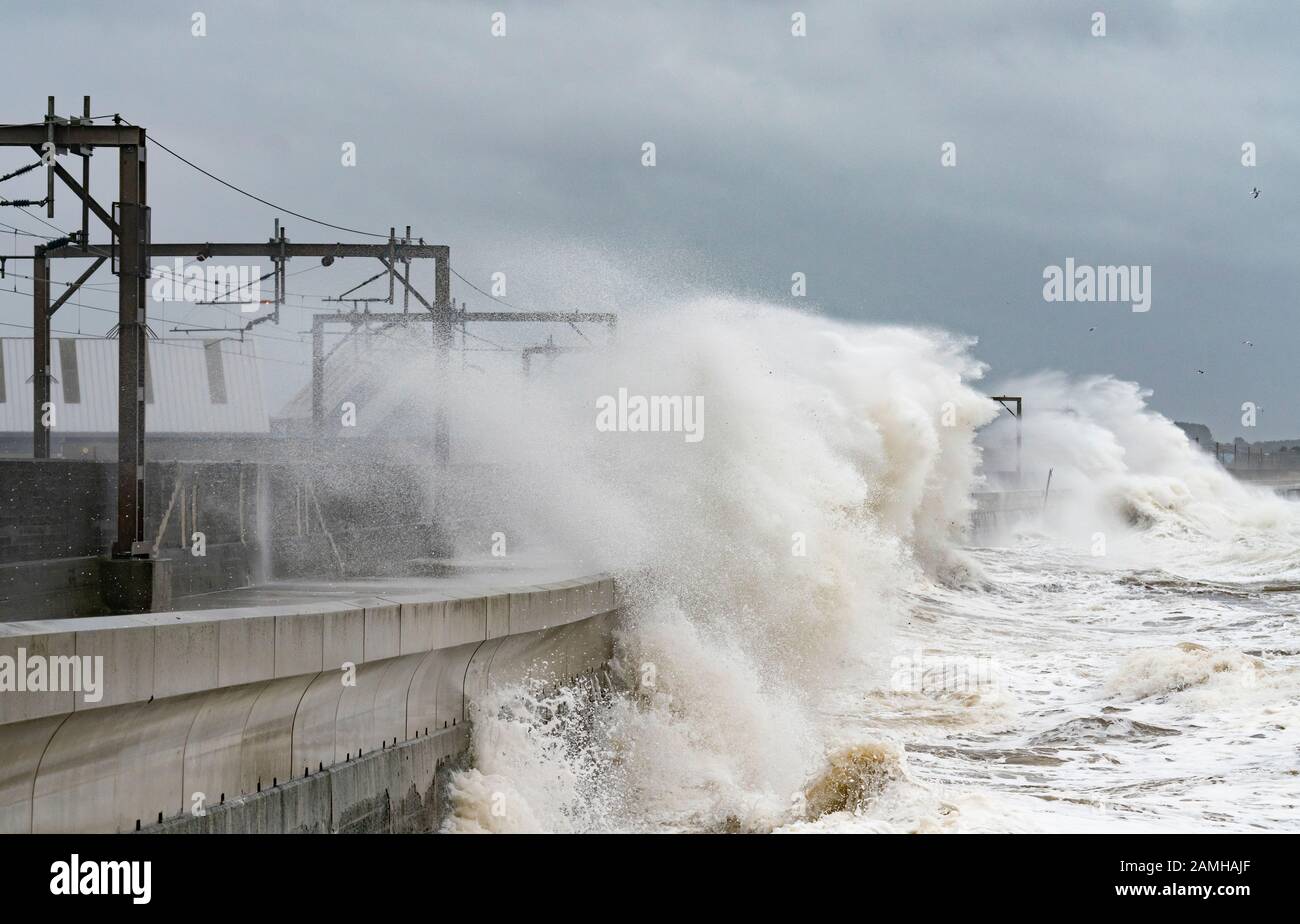 Saltcoats, Ayrshire, Schottland, Großbritannien. Januar 2020. Riesige Wellen stürzen in Saltcoats während des Sturms Brendan gegen das Ufer. Der Sturm betraf die gesamte Westküste des Vereinigten Königreichs und brachte eine weitgehende Reiseunterbrechung mit sich. Iain Masterton/Alamy Live News Stockfoto