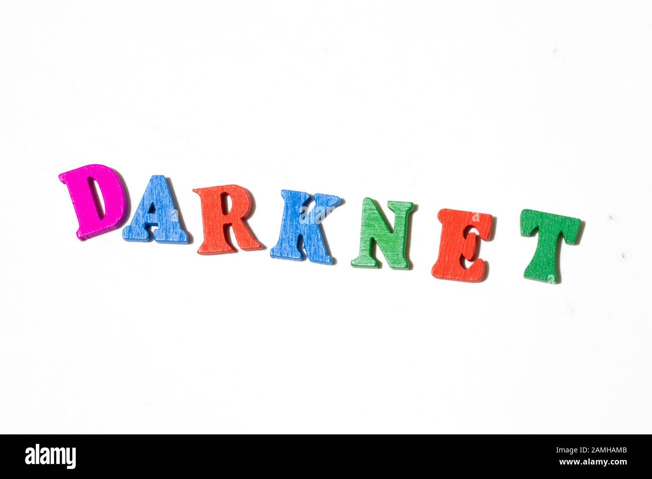 Word Darknet mit Letter Board auf weißem Hintergrund Draufsicht. Kopierbereich Stockfoto