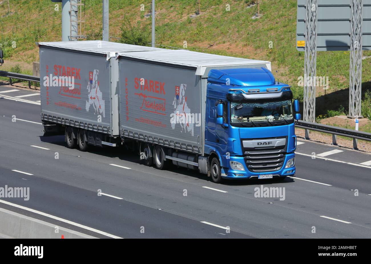 Europäischer LKW-Transport auf britischer Autobahn Stockfoto