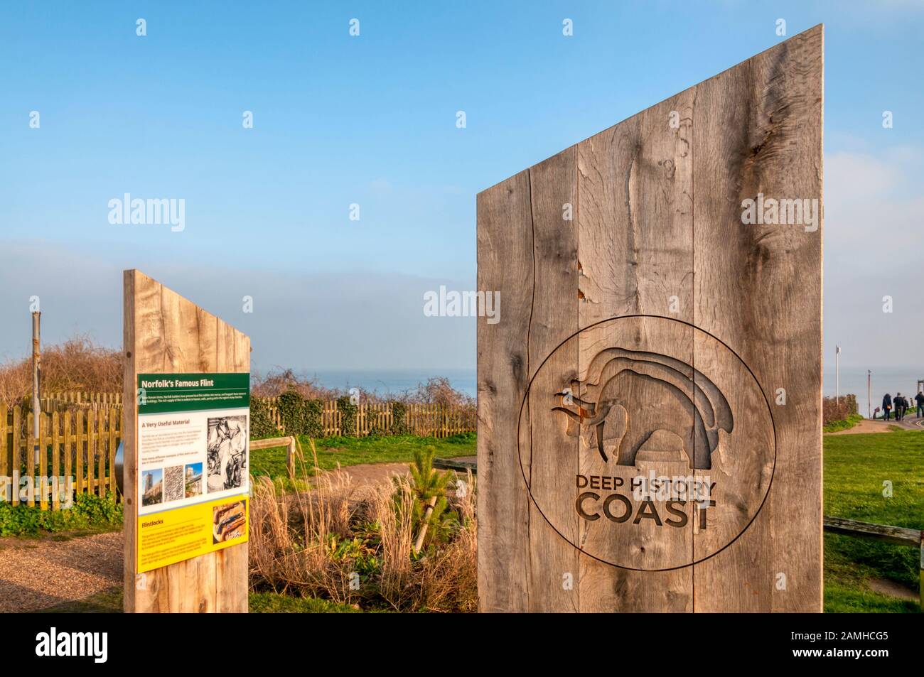 Ein Schild für die Deep History Coast in Overbrand in Norfolk mit einer Auslegungsanzeige. Stockfoto
