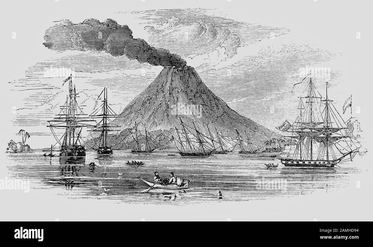 Der Schiffsverkehr, der neben der kleinen Insel Banda Api (Indonesian api, Fire) vermocht ist, ist ein aktiver Vulkan im Banda-Meer, im Zentrum der Banda-Inseln-Gruppe. Sie ist den Europäern seit dem Zeitalter der Erkundung bekannt, als das portugiesische Reich und das Königreich der Niederlande in dem Gebiet um den Gewürzhandel konkurrierten. Stockfoto