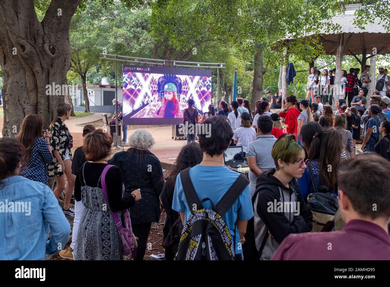 Jugendliche, die K-Pop Videos in Vedado, Kuba, ansehen Stockfoto