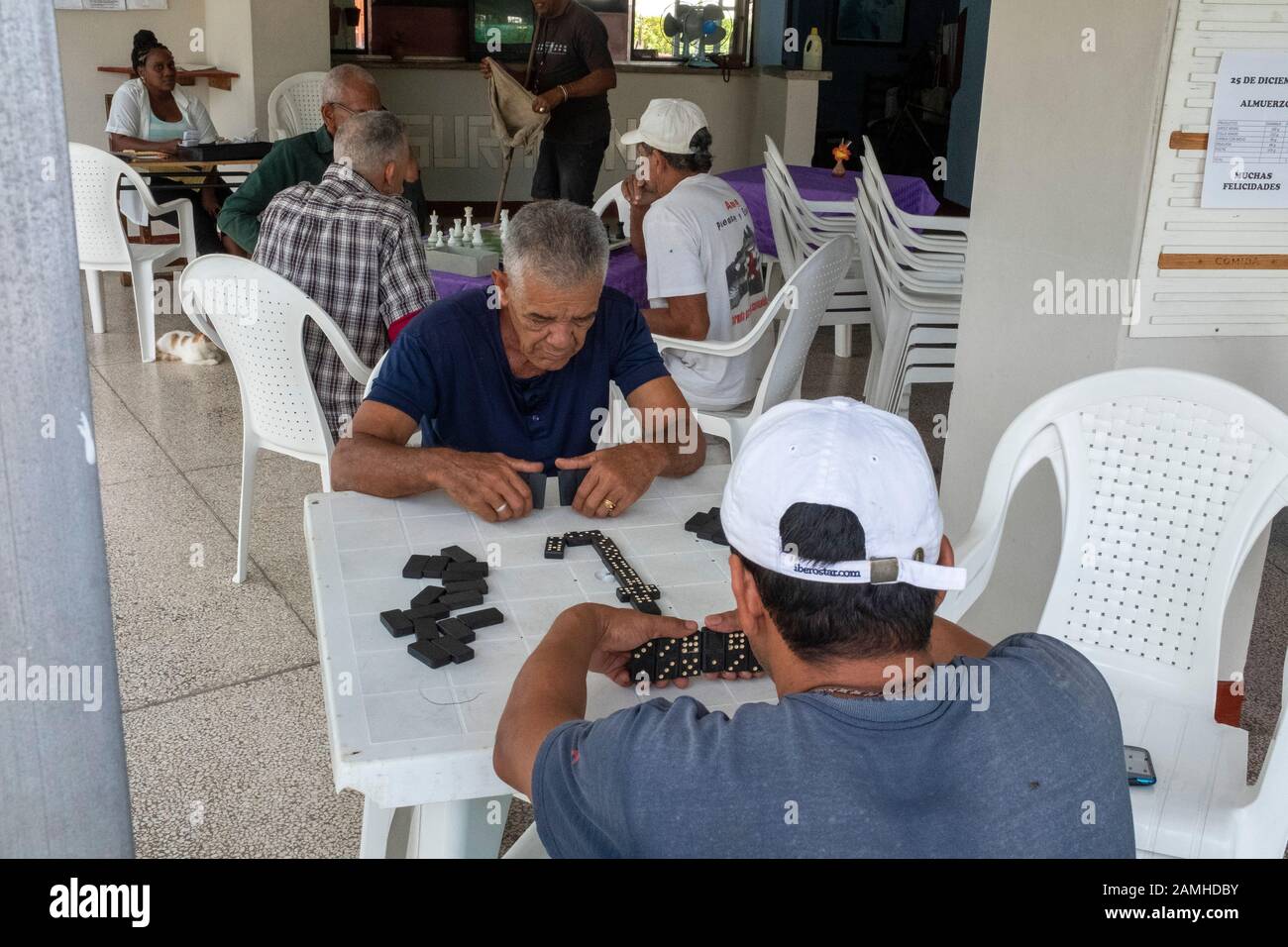 Obdachlose Männer, die Domino spielen. Kuba. Stockfoto