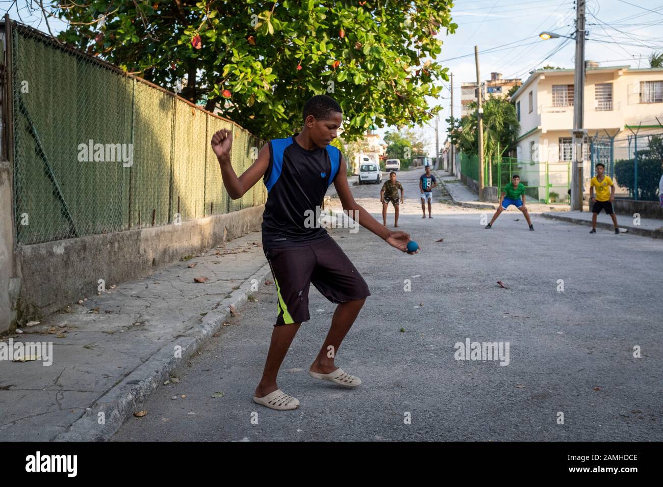 Kubanische Jungen auf der Straße. Stockfoto