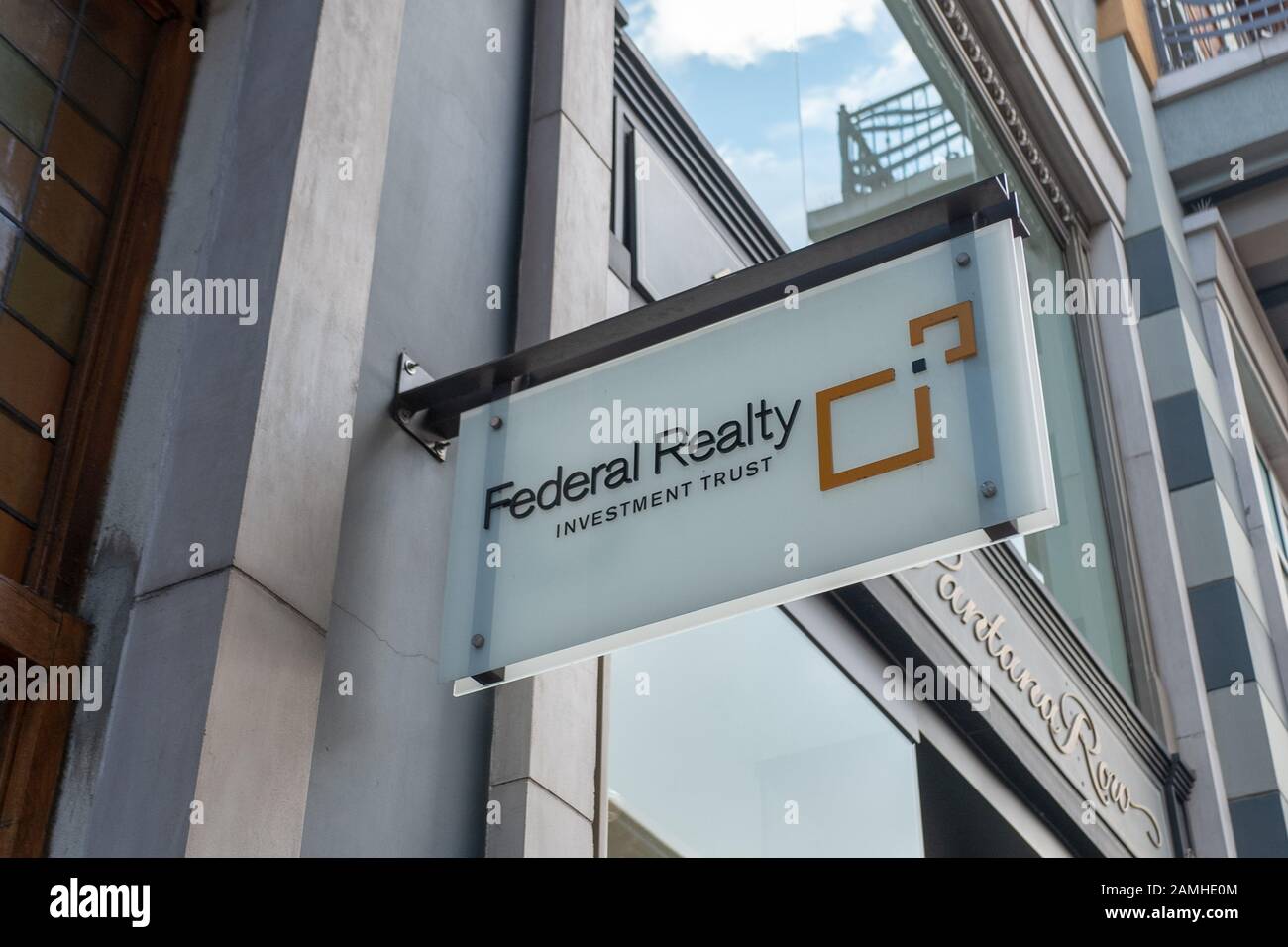 Schild für den REIT Federal Realty Investment Trust on Santana Row im Silicon Valley, San Jose, Kalifornien, 14. Dezember 2019. () Stockfoto