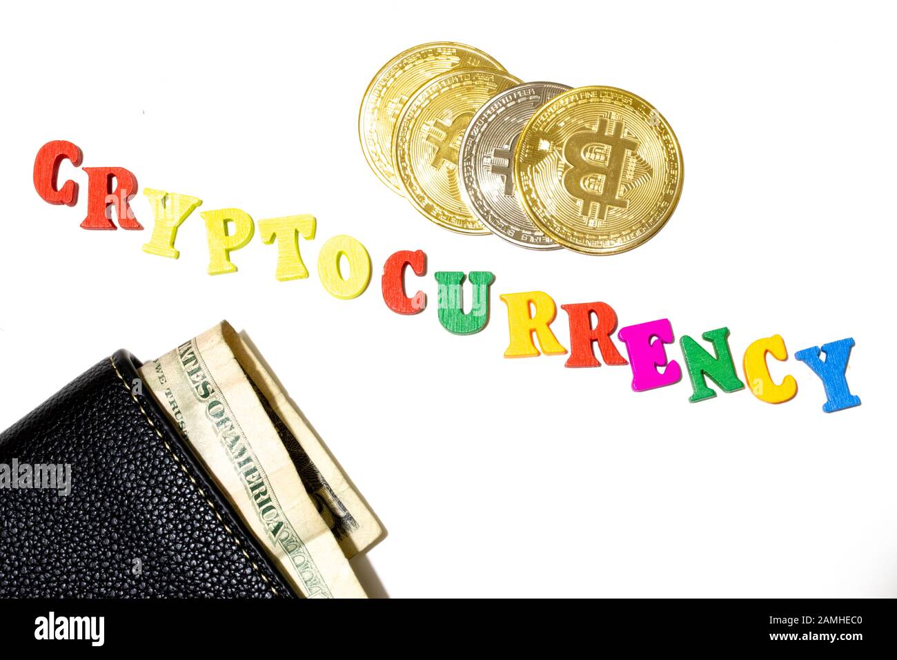 Cryptocurrency Konzept. Briefe mit Bitcoin-Münzen und Geld in der Brieftasche. Flay lag mit weißem Hintergrund Stockfoto