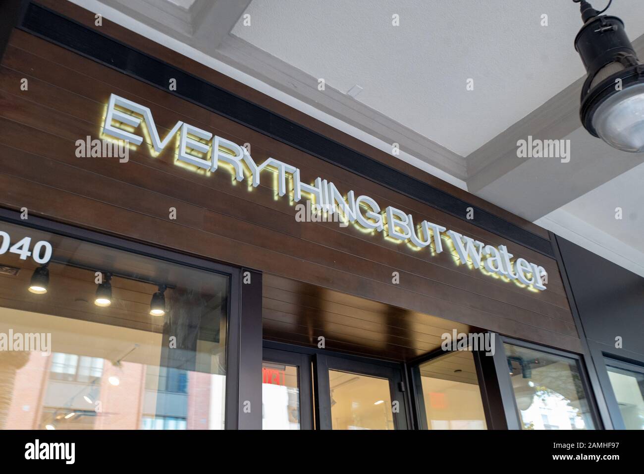 Schild an der Fassade des Badehauses "Alles Außer Wasser" in Santana Row im Silicon Valley, San Jose, Kalifornien, 14. Dezember 2019. () Stockfoto