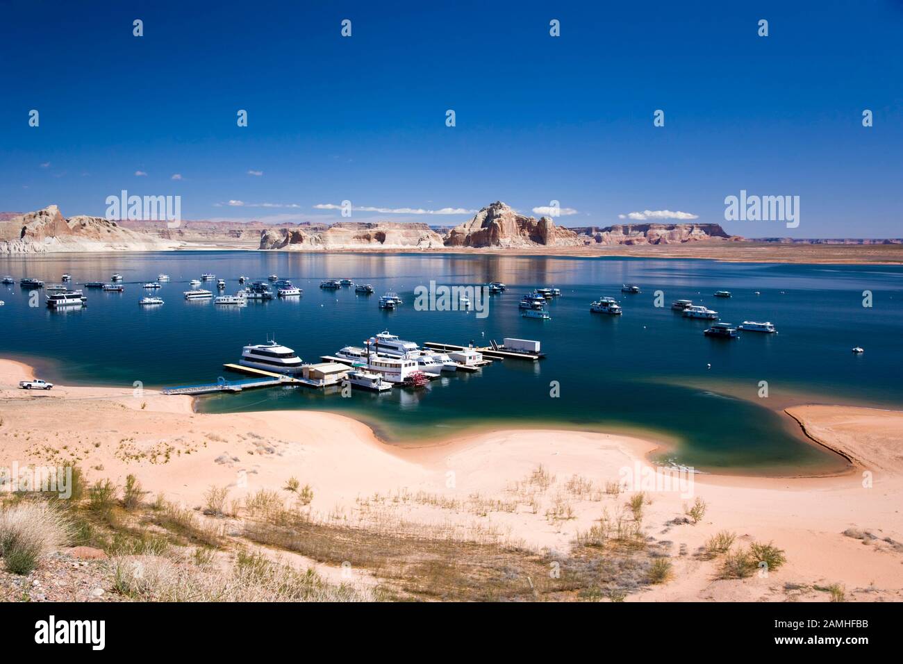 Wahweep Marina am Lake Powell, Arizona, USA mit Hausbooten und anderen Booten Stockfoto