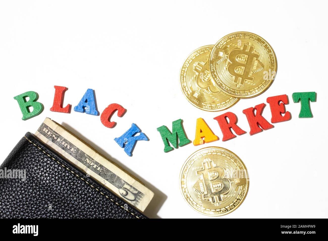 Schwarzmarktkonzept. Bitcoin und Geld in der Brieftasche auf weißem Hintergrund. Flaches Lay Stockfoto