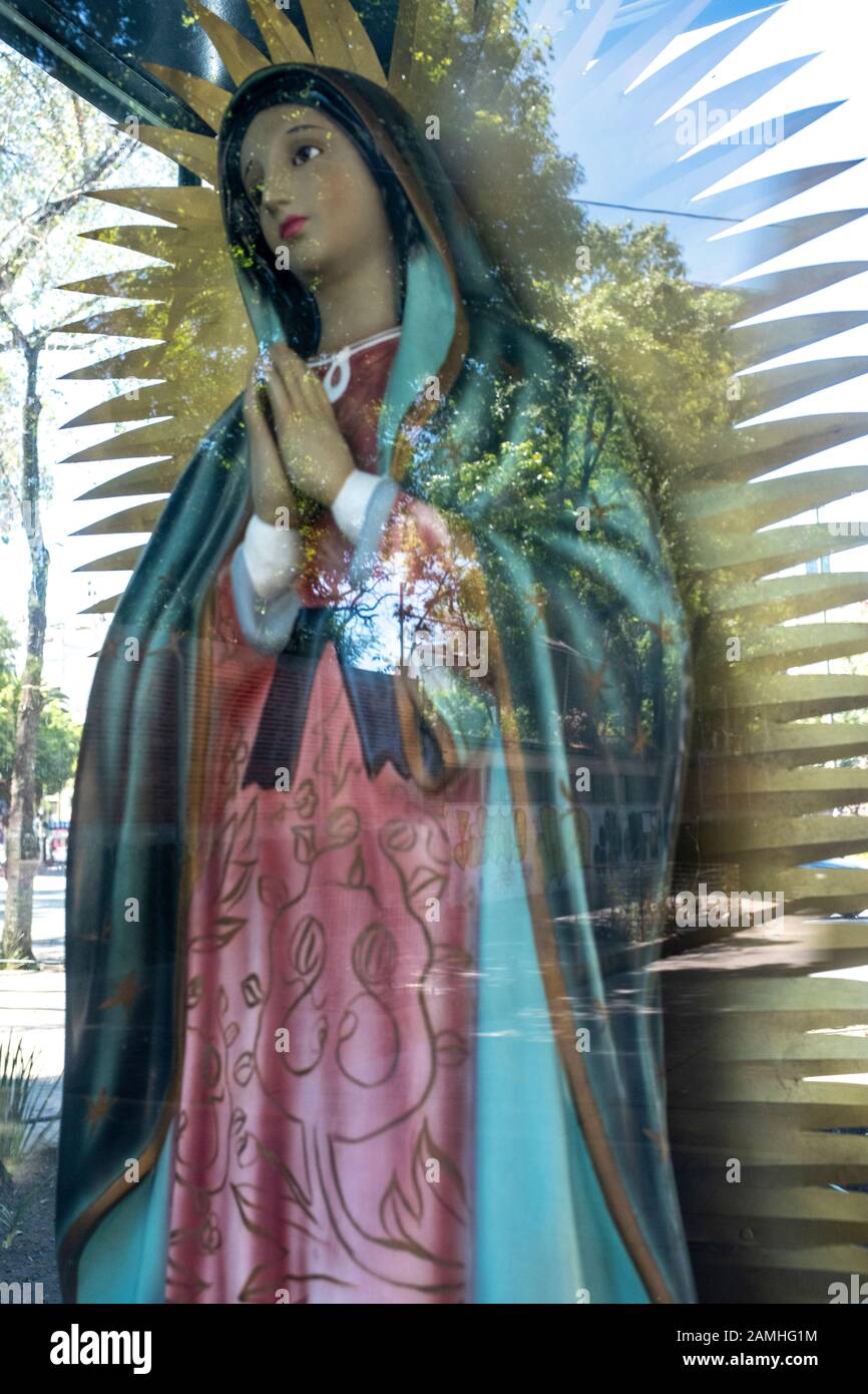 Virgen de Guadalupe Statue Stockfotografie - Alamy