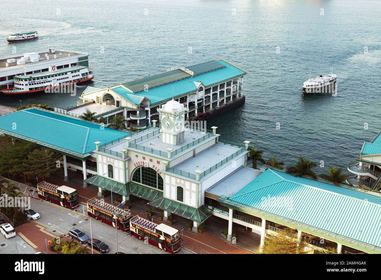 Eine Sternfähre, die am Pier 7, Hong Kong Central Pier, Hong Kong Island, Hong Kong Asia, vom Observation Wheel, hong Kong Island, nach Moor kommt Stockfoto