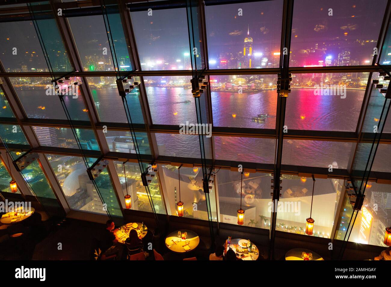 Hongkong Restaurant - Das Aqua Spirit Restaurant und Bar mit Blick auf die Hafenlichtshow in Hongkong am Abend, Tsim Sha Tsui, Kowloon Hong Kong Asia Stockfoto