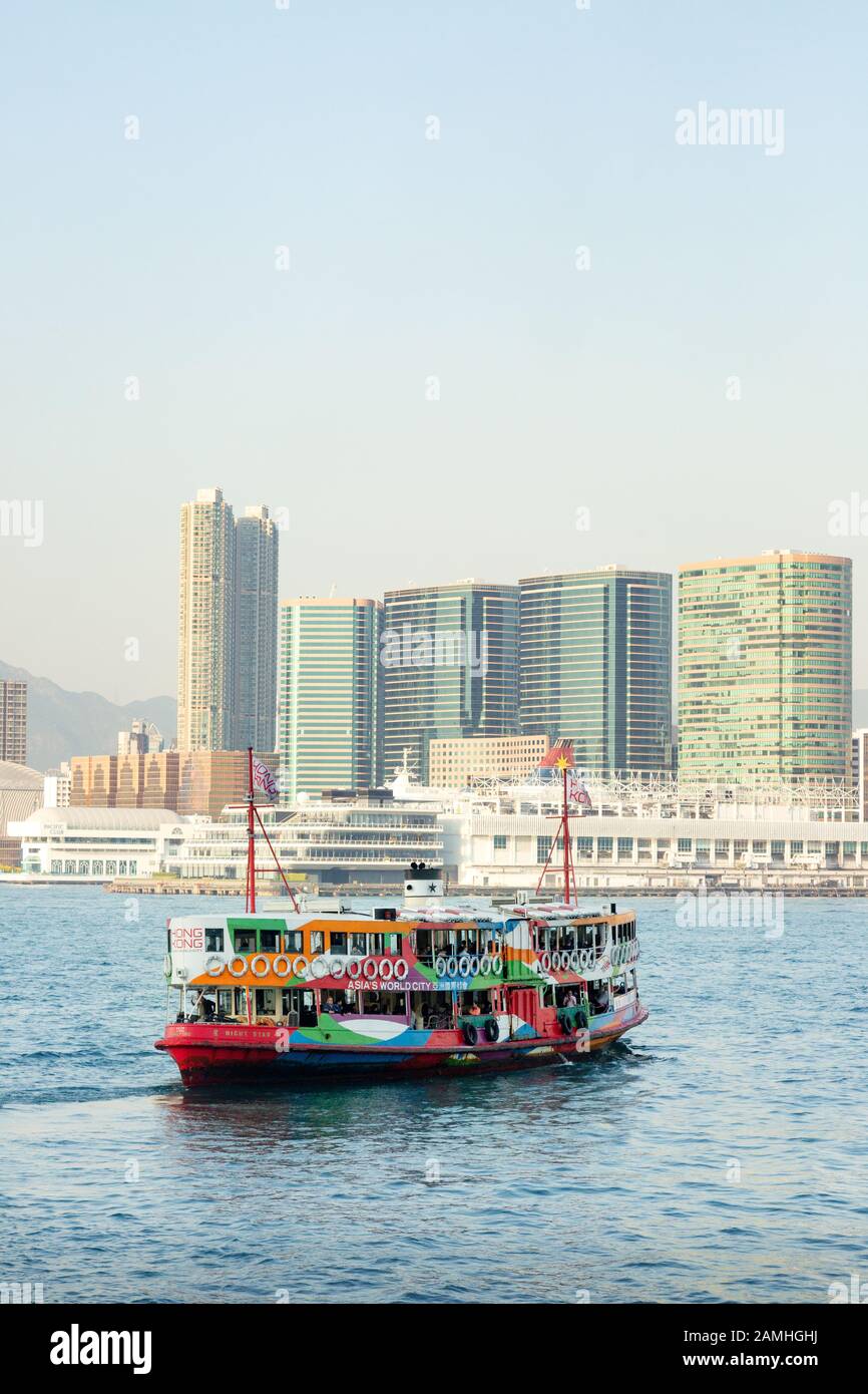 Hongkong Ferry; eine farbenfrohe Fähre, die an einem sonnigen Tag über den Hafen von Hongkong fährt; Hongkong Asia Stockfoto