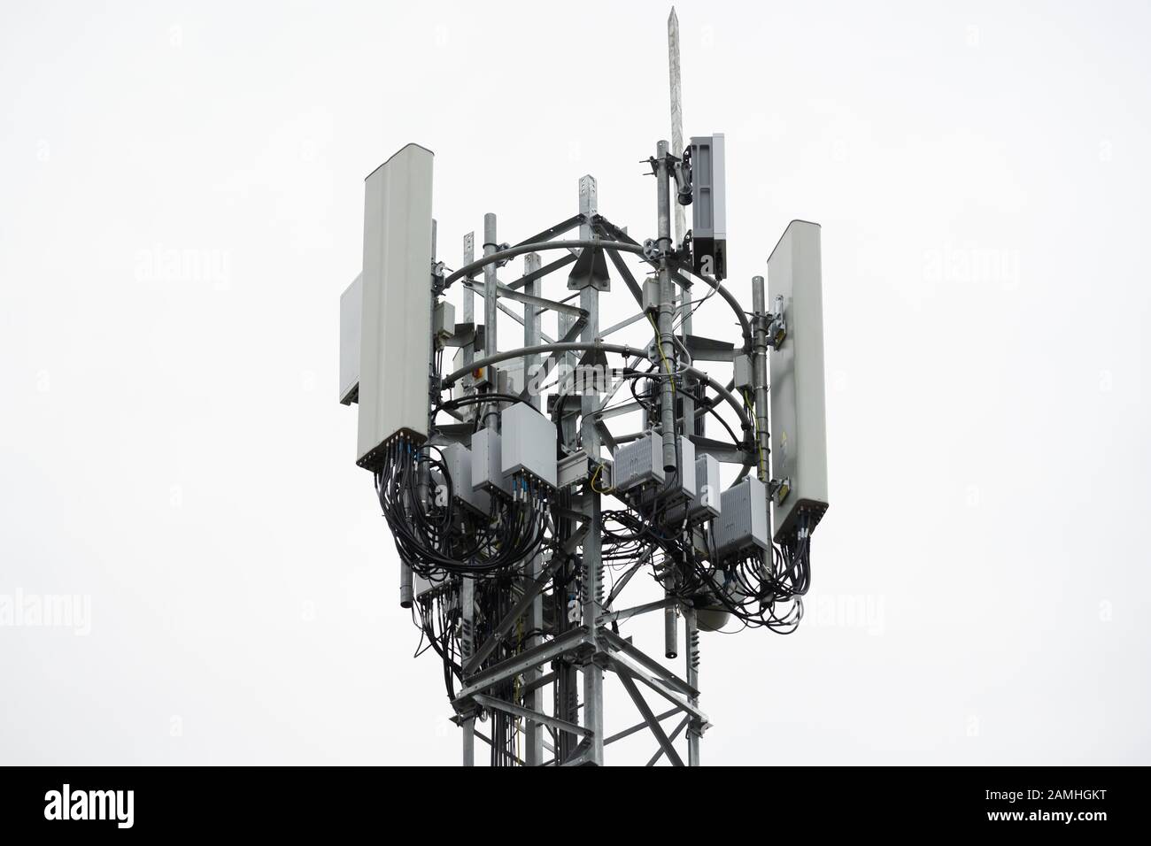 Ein 5G/4G-Mobilfunkmast in Cardiff, Wales, Großbritannien. Stockfoto