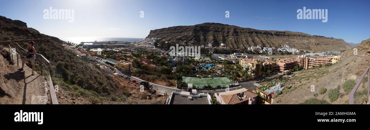 Blick vom Rundweg der erzäologischen Zone Canada de los Gatos auf Puerto de Mogan, Gran Canaria, Kanaren, Spanien, Stockfoto