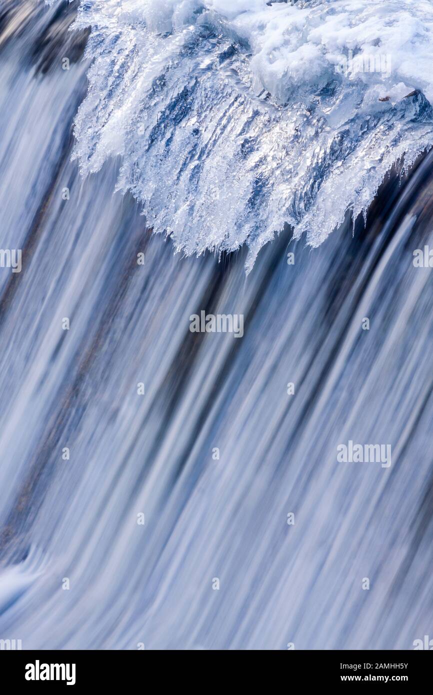 Cedar Creek innerhalb Cedarburgs friert aufgrund der Stürze, die 60 Fuß in den unteren Abschnitt des Baches fallen, nur selten über. Konstante Frosttauchzyklen Stockfoto