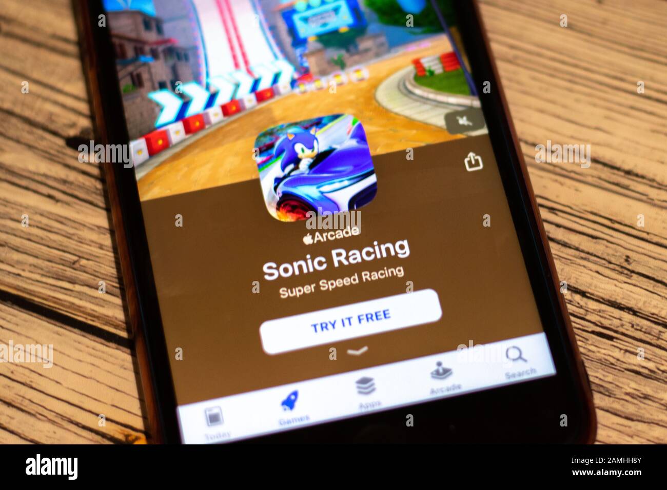 Sankt Petersburg, Russland - 10. Januar 2020: Sonic Racing Icon Nahaufnahme auf dem Telefonbildschirm. Arcade-Spiele im App-Store, Illustrative Editorial Stockfoto