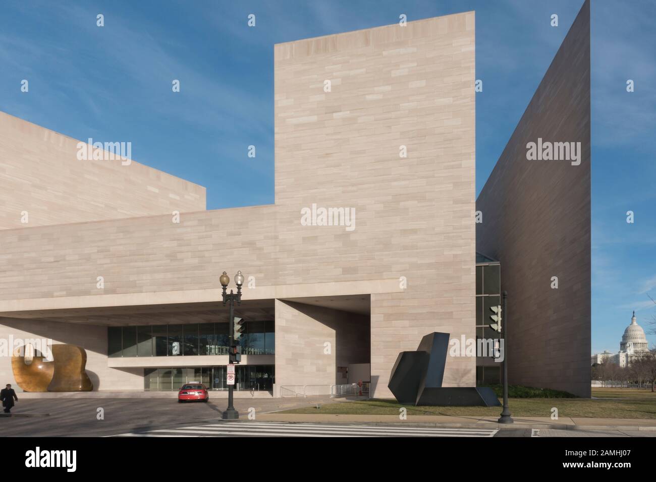 Schwerer Winkel des East Building, National Gallery of Art US Capitol im Hintergrund. Die I.M. PEI entwarf das Gebäude, das 1978 in der National Mall eröffnet wurde. Stockfoto