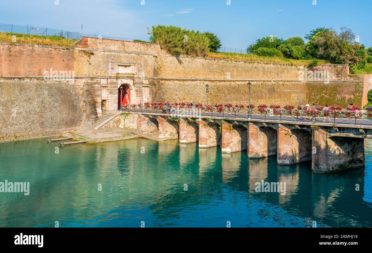 Malerische Anblick in Peschiera del Garda, Dorf am Gardasee, in der Provinz Verona, Venetien, Italien. Stockfoto