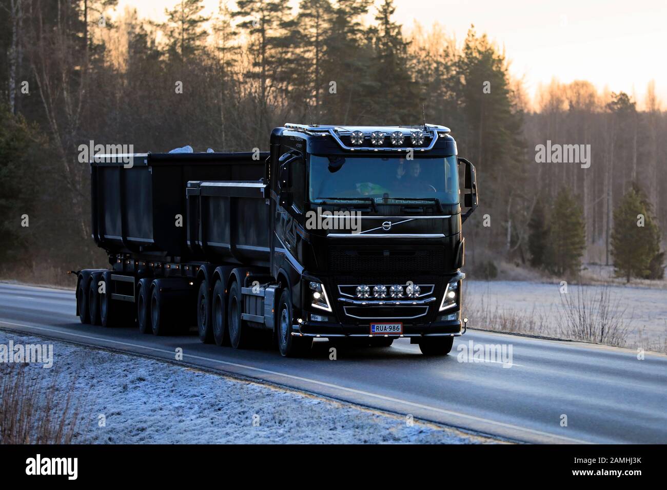 Volvo FH 25 Years Anniversary Edition Truck of Kuljetus Troberg Oy transportiert Kalksteine in der Dämmerung entlang der ländlichen Autobahn in Salo, Finnland. Januar 2020. Stockfoto