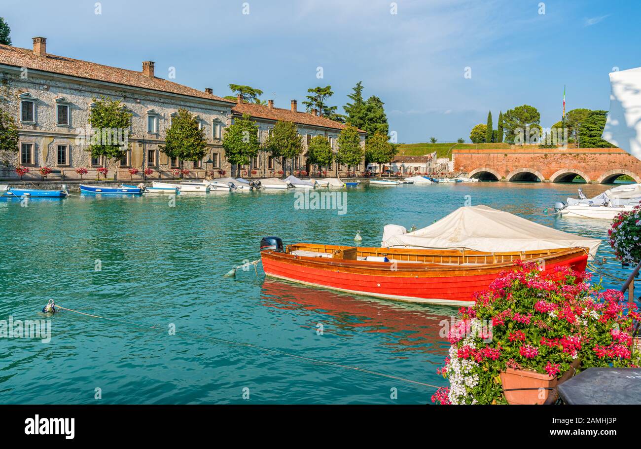 Malerische Anblick in Peschiera del Garda, Dorf am Gardasee, in der Provinz Verona, Venetien, Italien. Stockfoto