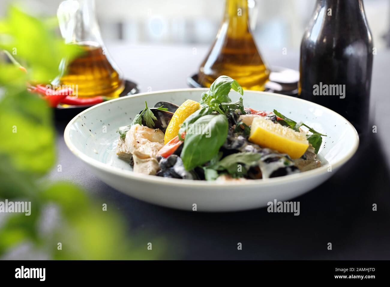 Meeresfrüchte, Muscheln und Garnelen in einer Zitronensauce Stockfoto