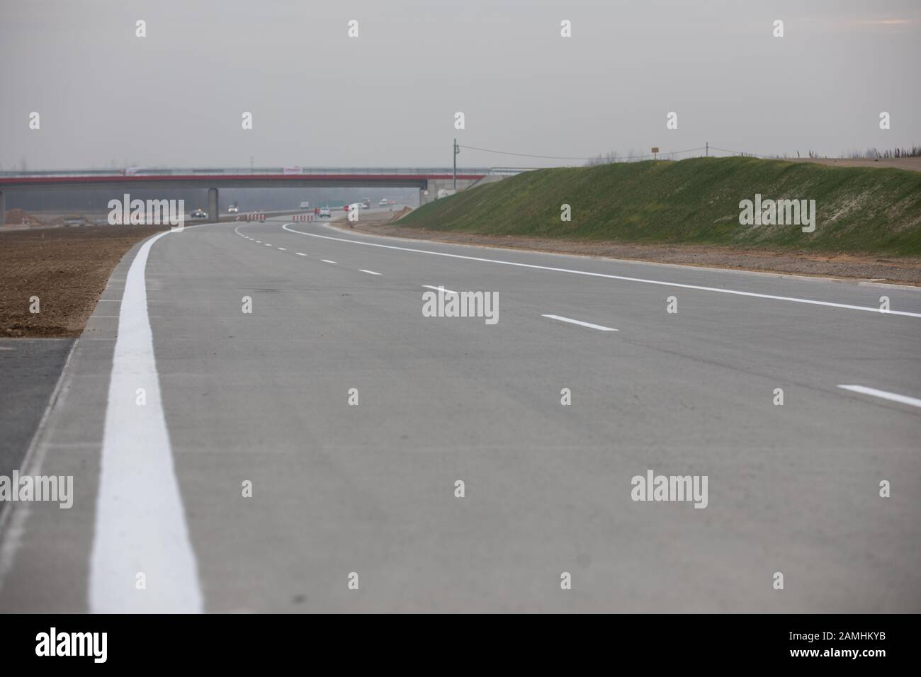 Polen,SILESIA- 25. November 2019: Ein neuer Abschnitt der Amber Autobahn (Autostrada Bursztynowa) A1 um Tschenstochowa. Stockfoto