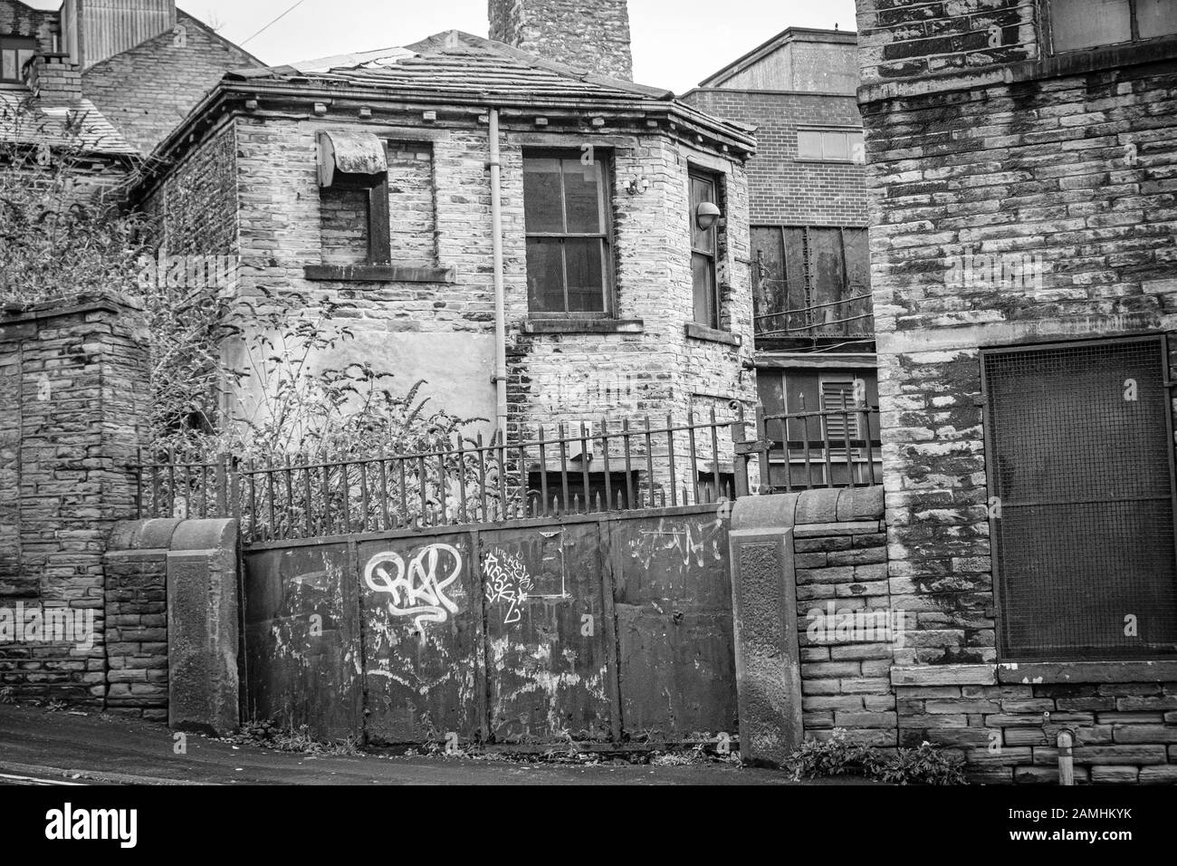 Alte Lagerhallen in der Nähe der Thornton Road, in der Nähe des Bradford City Centre, West Yorkshire, Großbritannien Stockfoto